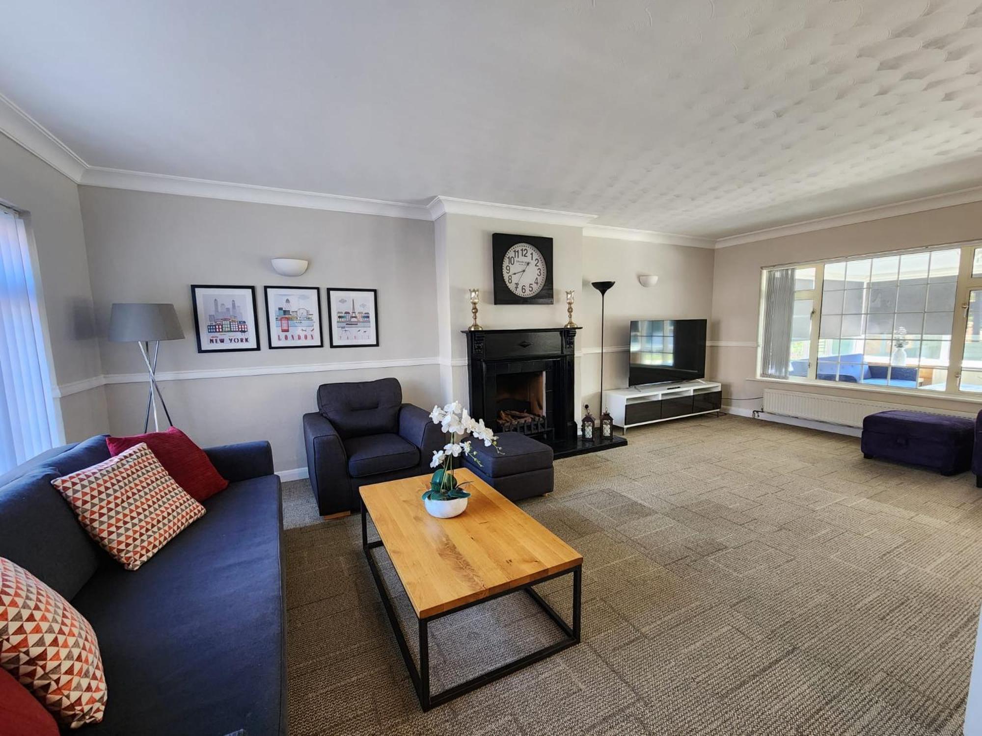 Kennedy Villa - 5 Bedroom House With Hot Tub, Wifi, Free Parkings, Close To Bicester Village Экстерьер фото